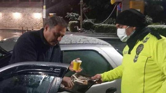 Marmaris'te bölge trafik ekipleri yolda kalan sürücülere çay ikram etti