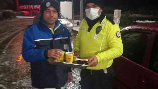 Marmaris'te bölge trafik ekipleri yolda kalan sürücülere çay ikram etti