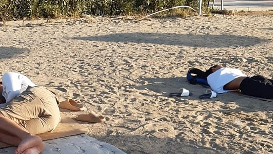 Halk plajlarında konaklayanlar dikkat çekiyor