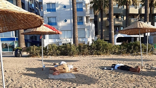 Halk plajlarında konaklayanlar dikkat çekiyor