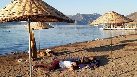 Halk plajlarında konaklayanlar dikkat çekiyor