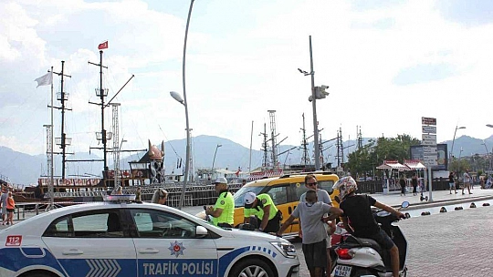 MARMARİS'TE KASK TAKMAYANLARA 2 SAAT İÇİNDE 100 BİN LİRA CEZA KESİLDİ