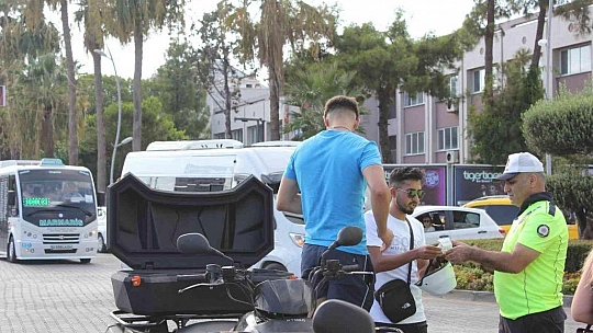 MARMARİS'TE KASK TAKMAYANLARA 2 SAAT İÇİNDE 100 BİN LİRA CEZA KESİLDİ