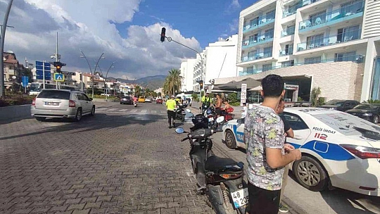 MARMARİS'TE KASK TAKMAYANLARA 2 SAAT İÇİNDE 100 BİN LİRA CEZA KESİLDİ