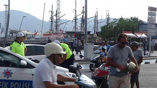 MARMARİS'TE KASK TAKMAYANLARA 2 SAAT İÇİNDE 100 BİN LİRA CEZA KESİLDİ