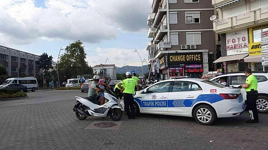 MARMARİS'TE KASK TAKMAYANLARA 2 SAAT İÇİNDE 100 BİN LİRA CEZA KESİLDİ