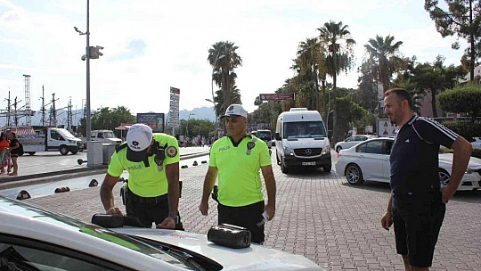 MARMARİS'TE KASK TAKMAYANLARA 2 SAAT İÇİNDE 100 BİN LİRA CEZA KESİLDİ