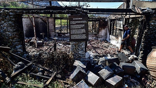 Marmaris'te müze olarak kullanılan 1 asırlık yapı küle döndü