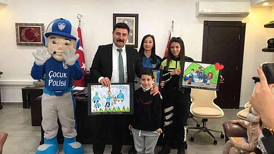 Marmaris'te polisler minik öğrencileri eğlendirdi