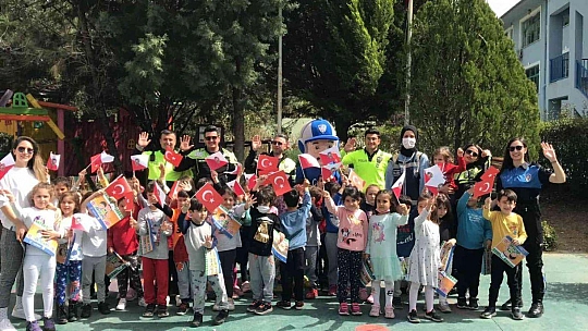 Marmaris'te polisler minik öğrencileri eğlendirdi