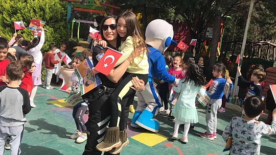 Marmaris'te polisler minik öğrencileri eğlendirdi