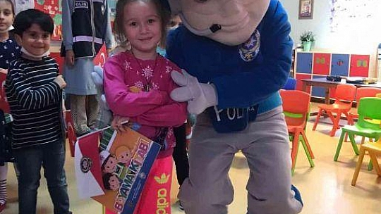 Marmaris'te polisler minik öğrencileri eğlendirdi