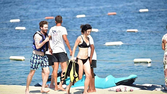 MERVE BOLUĞUR'DAN JET SKİ ŞOV