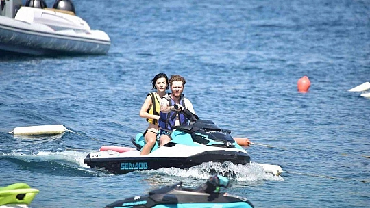 MERVE BOLUĞUR'DAN JET SKİ ŞOV