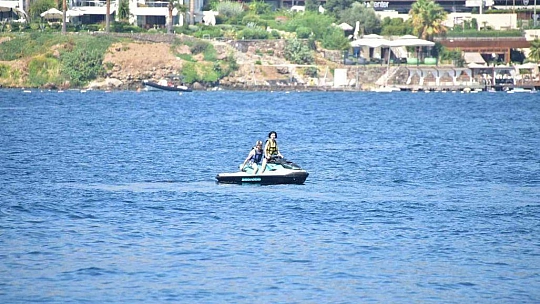 MERVE BOLUĞUR'DAN JET SKİ ŞOV