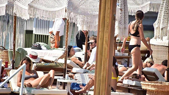 MERVE BOLUĞUR'DAN JET SKİ ŞOV