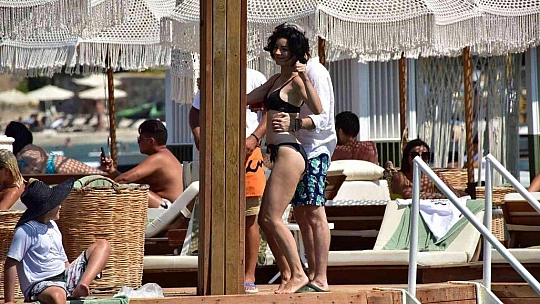 MERVE BOLUĞUR'DAN JET SKİ ŞOV