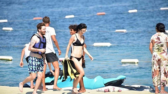 MERVE BOLUĞUR'DAN JET SKİ ŞOV