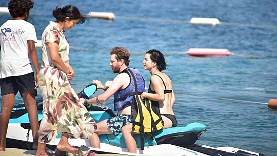 MERVE BOLUĞUR'DAN JET SKİ ŞOV
