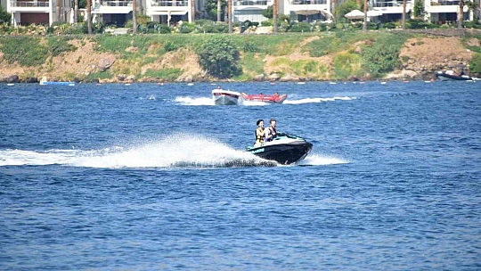 MERVE BOLUĞUR'DAN JET SKİ ŞOV