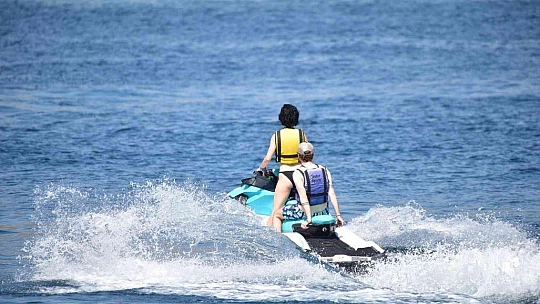 MERVE BOLUĞUR'DAN JET SKİ ŞOV