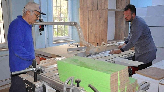 Milas Mesleki Eğitim Merkezi'nde, 50 kütüphaneye kitaplık üretildi