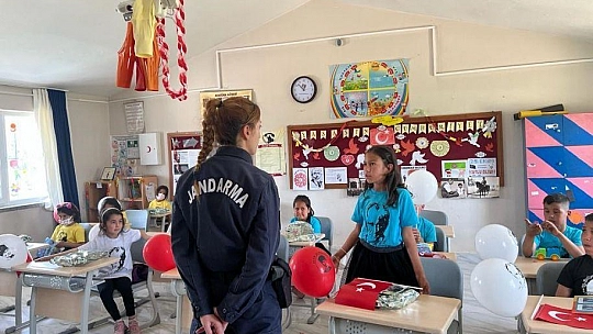 Milas'ta Jandarma 23 Nisan'ı okulda kutladı