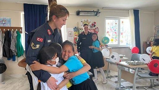 Milas'ta Jandarma 23 Nisan'ı okulda kutladı