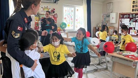 Milas'ta Jandarma 23 Nisan'ı okulda kutladı