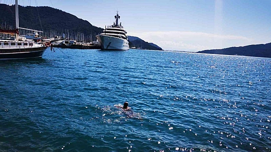 Milyarlık yatı gören fotoğraf çektirdi, denize atladı