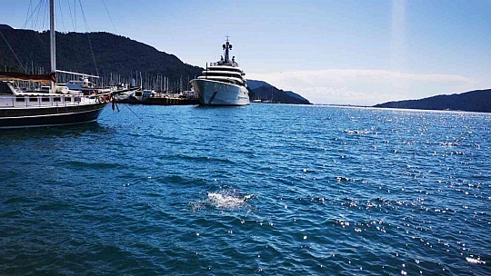 Milyarlık yatı gören fotoğraf çektirdi, denize atladı