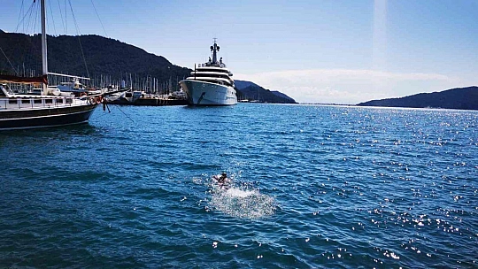 Milyarlık yatı gören fotoğraf çektirdi, denize atladı