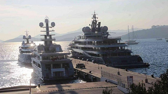 Milyon dolarlık yatlar ardı ardına yanaştı, bakan bir daha baktı