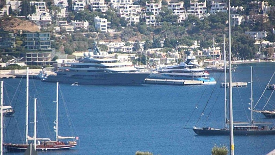 Milyon dolarlık yatlar ardı ardına yanaştı, bakan bir daha baktı