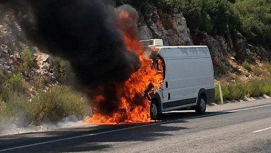 Minibüs alev aldı