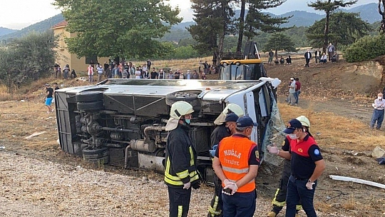 Muğla'da işçileri taşıyan minibüs devrildi: 1 ölü, 12 yaralı