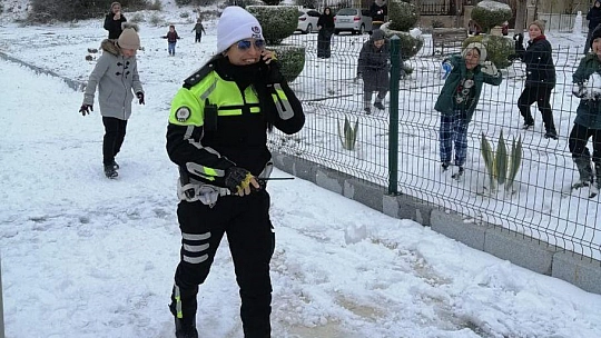 Muğla'da trafik ekipleri çocuklarla kartopu oynadı