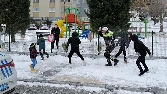 Muğla'da trafik ekipleri çocuklarla kartopu oynadı