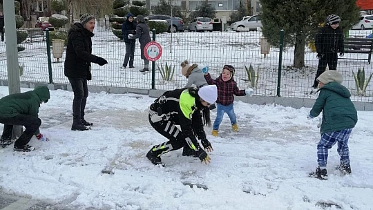 Muğla'da trafik ekipleri çocuklarla kartopu oynadı