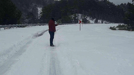 Muğla-Denizli karayolu kar nedeniyle ulaşıma kapandı