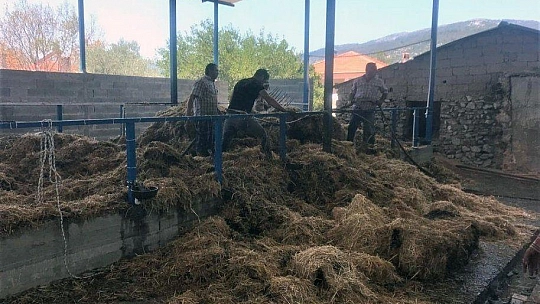 Muhtardan itfaiye tankeri ile yangına ilk müdahale