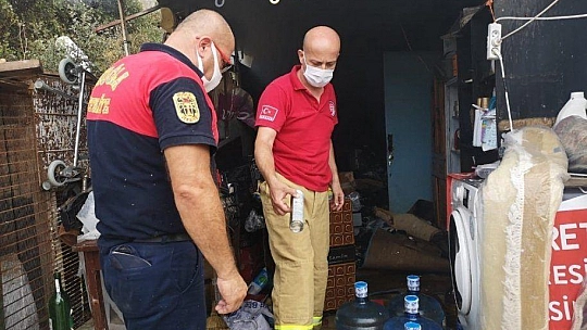 Ocakta unuttuğu yemek evini yaktı