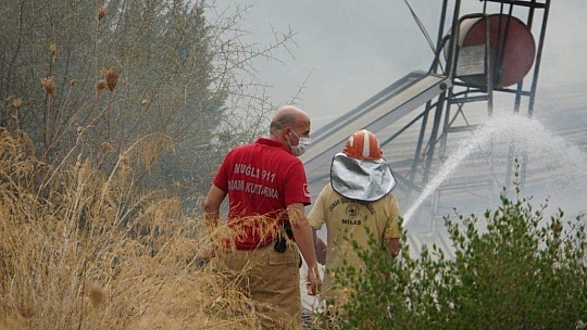 Ocakta unuttuğu yemek evini yaktı