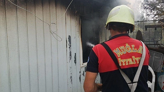 Ocakta unuttuğu yemek evini yaktı