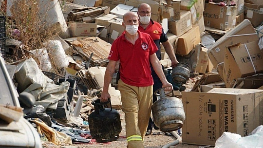 Ocakta unuttuğu yemek evini yaktı