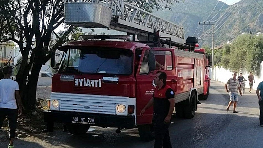 Ocakta unutulan yemek, mutfağı yaktı