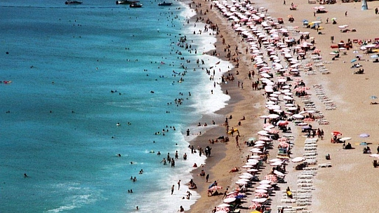 Ölüdeniz'e ulaşmak için kilometrelerce yürüdüler