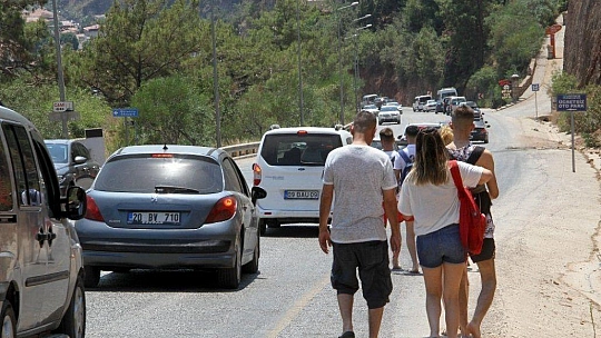 Ölüdeniz'e ulaşmak için kilometrelerce yürüdüler