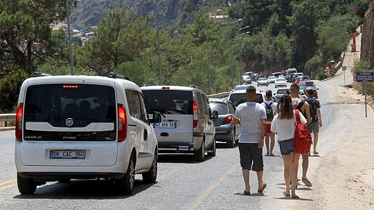 Ölüdeniz'e ulaşmak için kilometrelerce yürüdüler