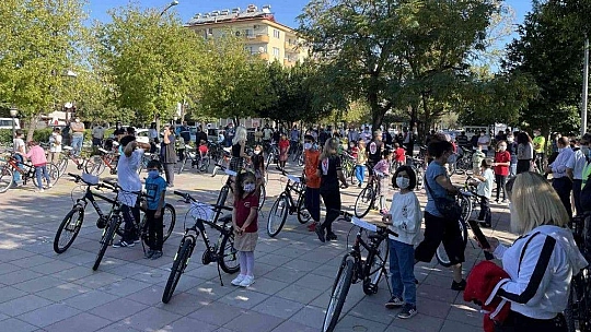 Ortaca'da 60 çocuğa bisiklet hediye edildi